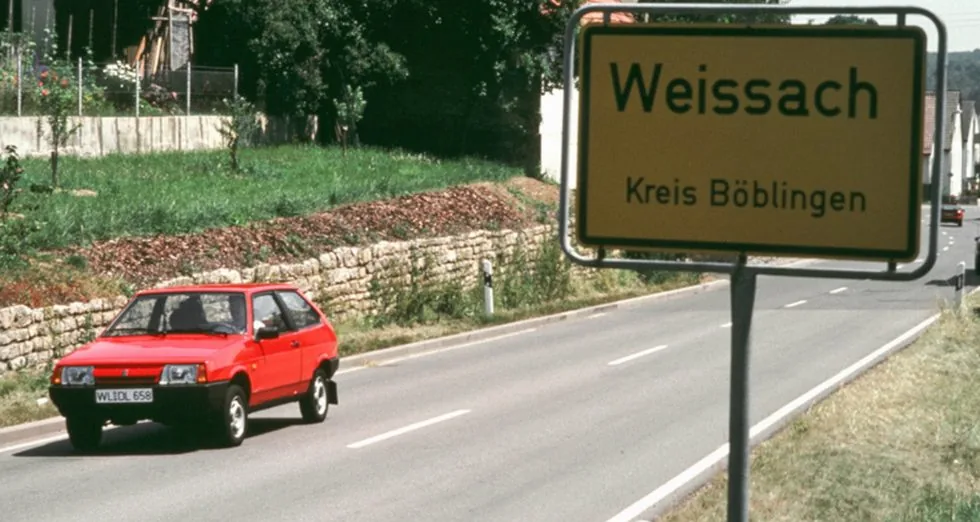 Красная ВАЗ-2108 у дорожного указателя Weissach